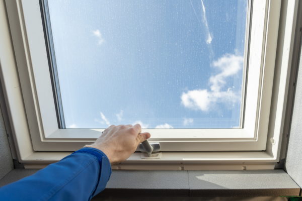 Nettoyer ses fenêtres, qu'il s'agisse de fenêtres de toit ou de fenêtres  normales